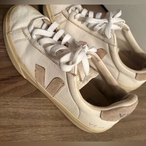 Women’s vejas size 9
